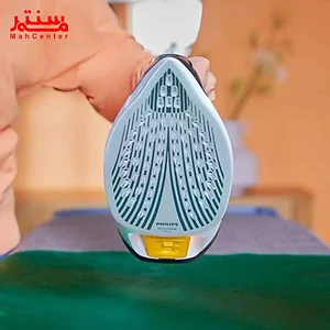 "تصویر نمای نزدیک از کف اتوی بخار فیلیپس با طراحی دقیق و رنگ سفید و سبز."